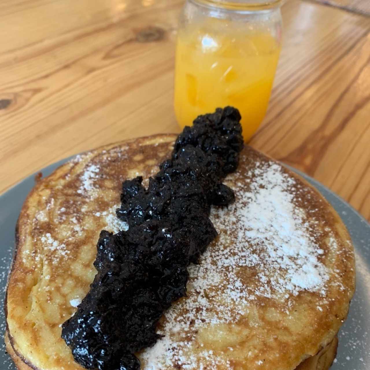 pancakes con blueberry y jugo de naranja