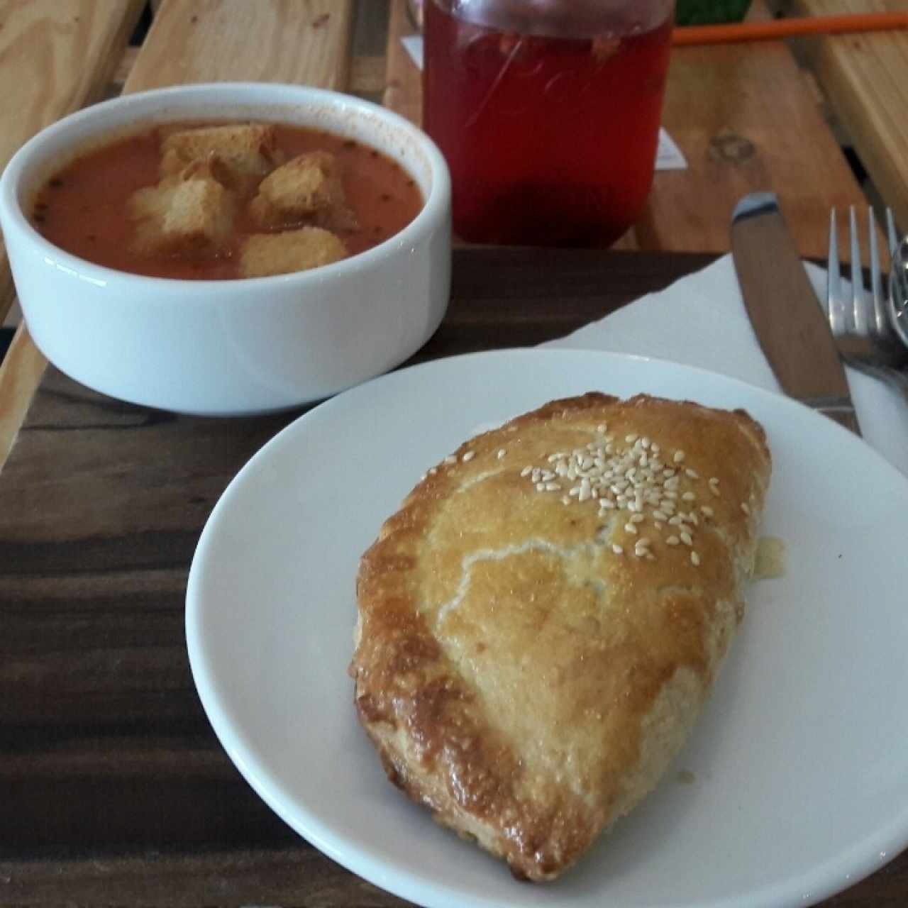 Combo: sopa de tomate + empanada de pollo buffalo + té frío de cranberry.