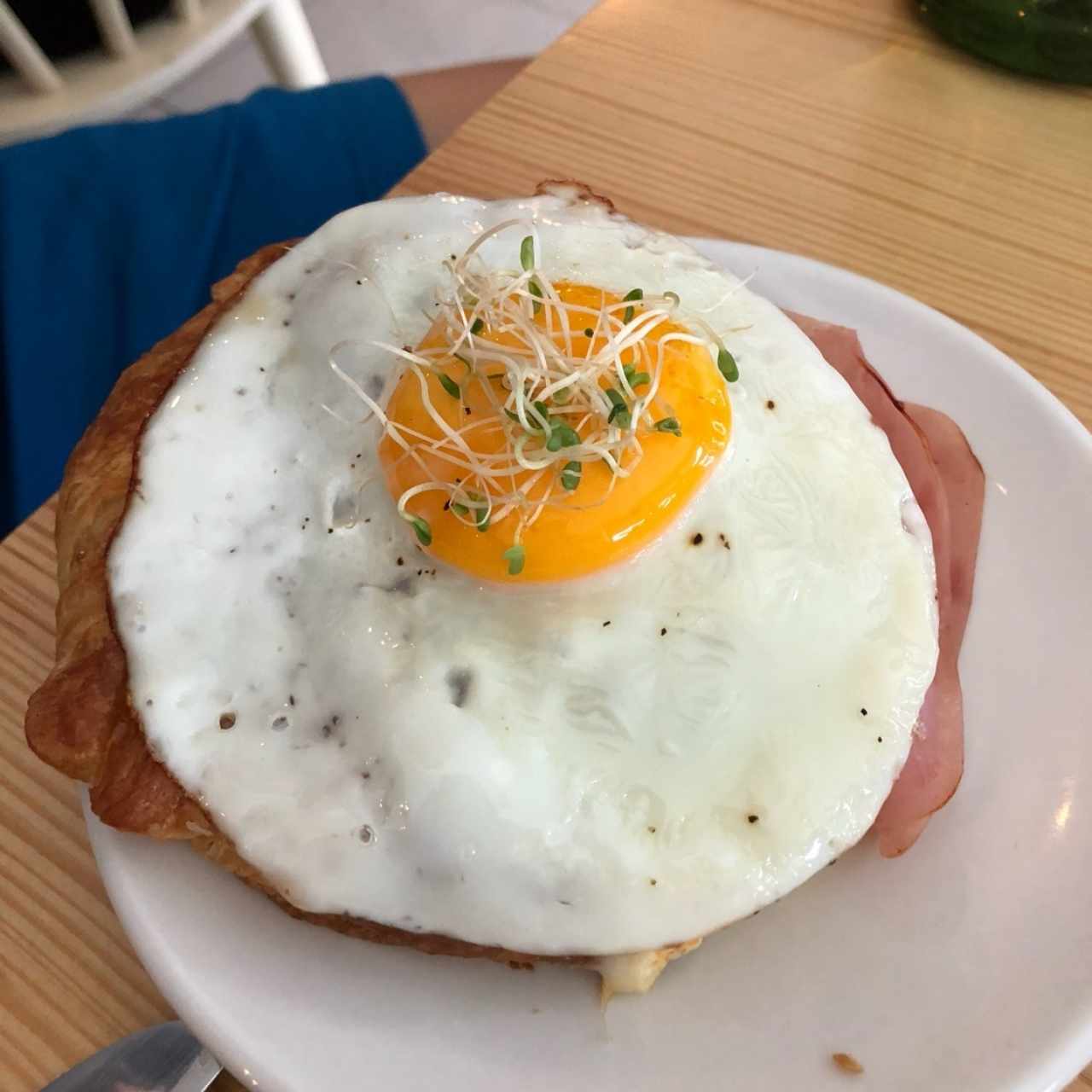 Croissant con jamón y huevo frito