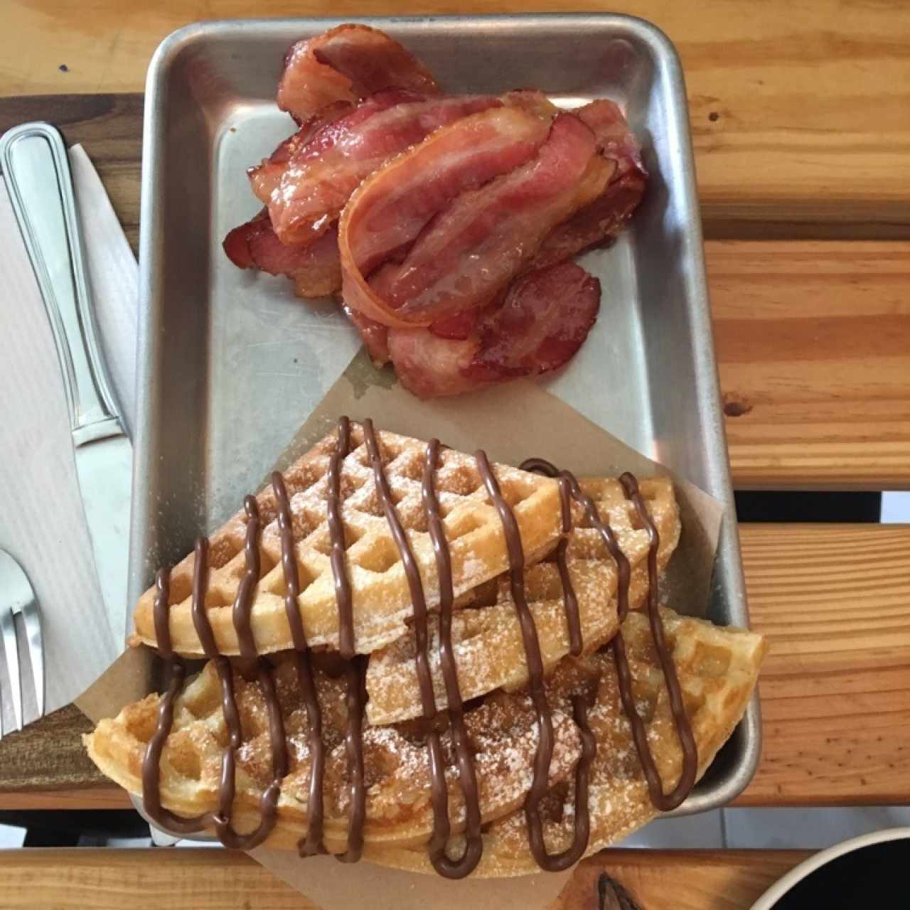 waffles y bacon caramelizado