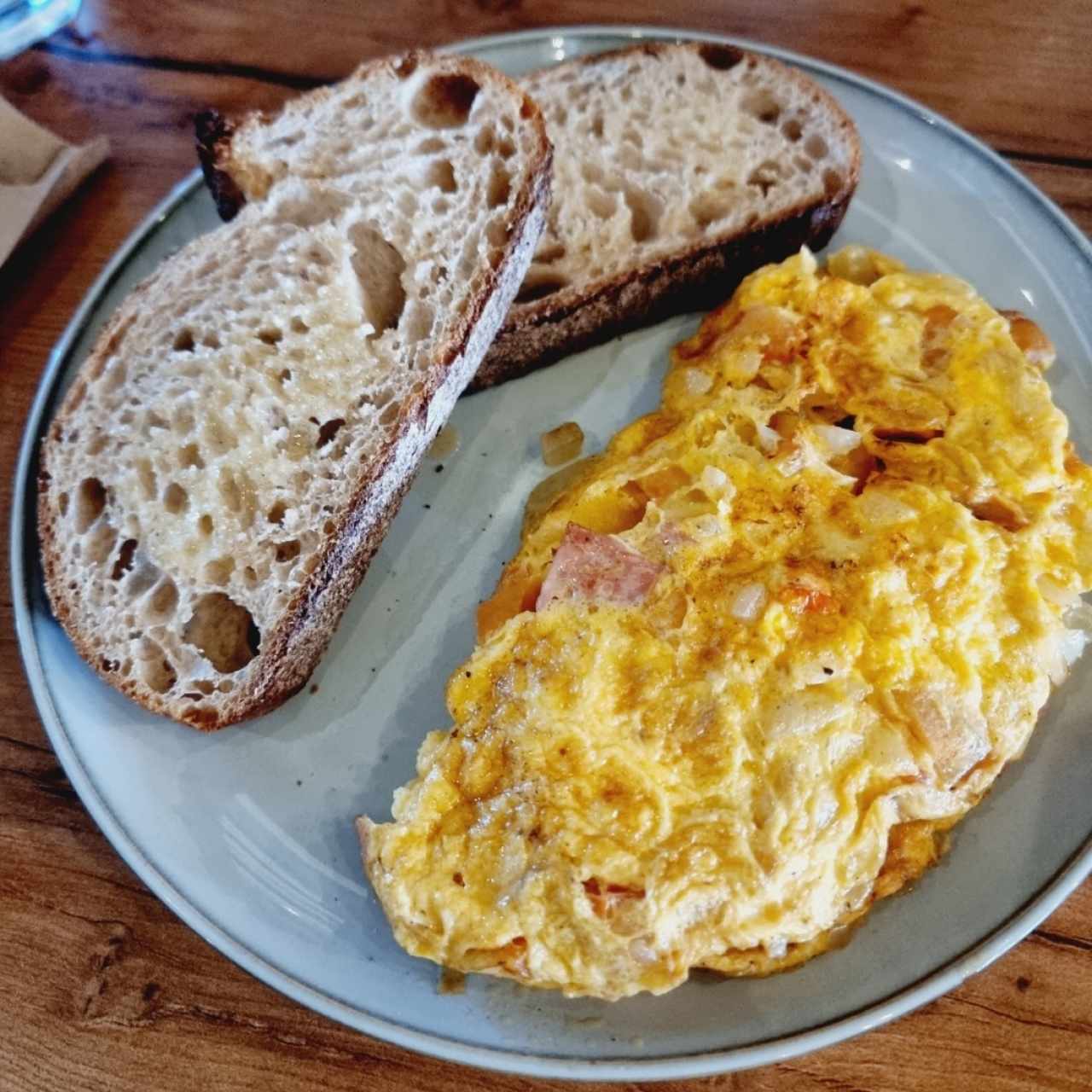 omelette con tostadas