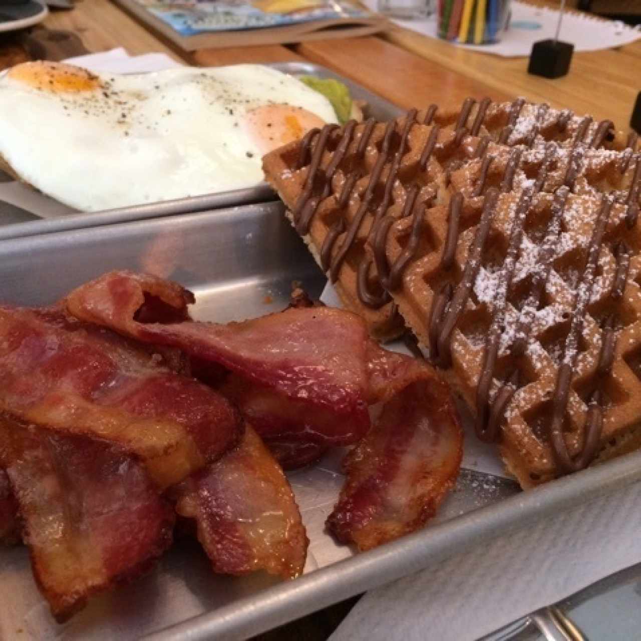 waffles con nutella y bacon