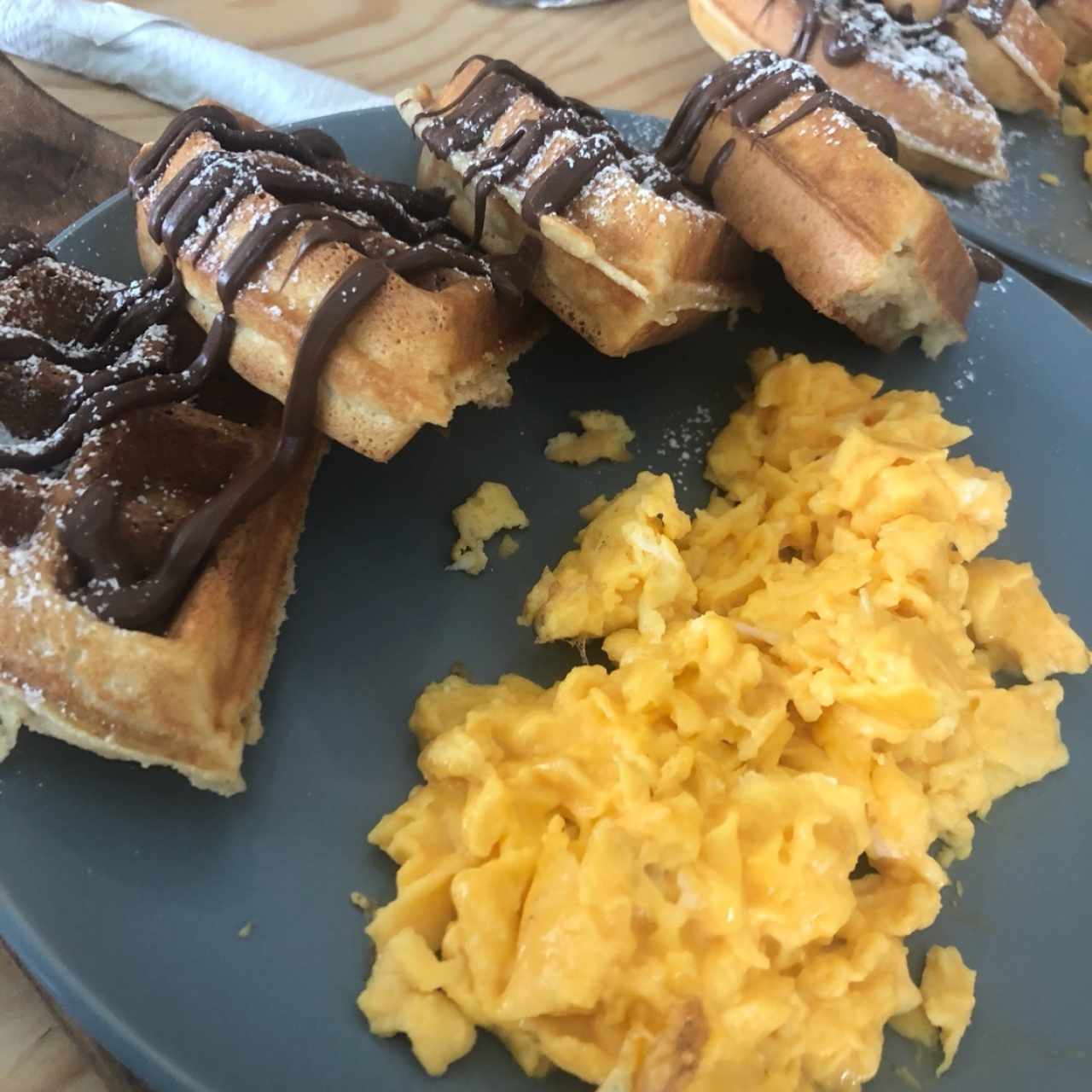 waffles con nutella y huevos revueltos 