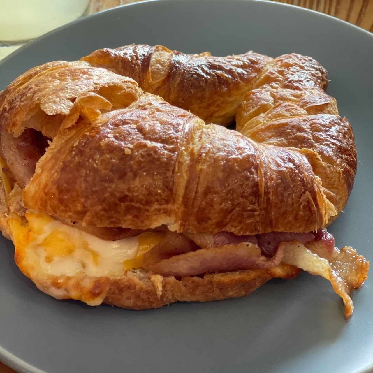 Croissant con queso y bacon