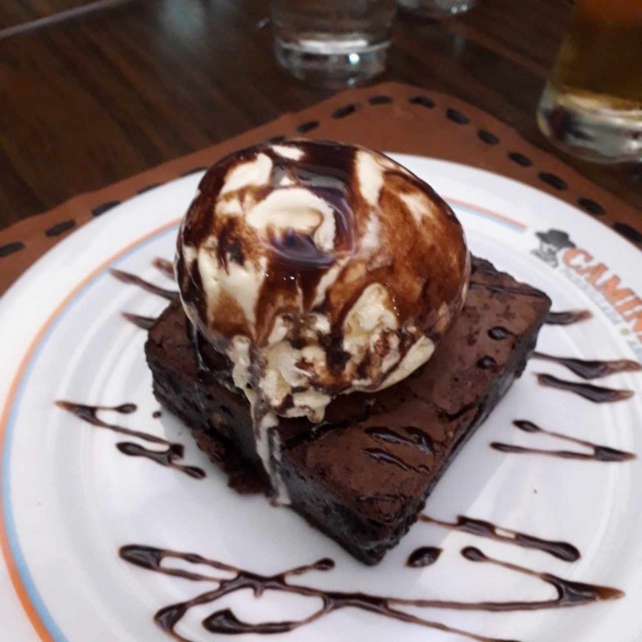 Brownie con helado de vainilla. Deli