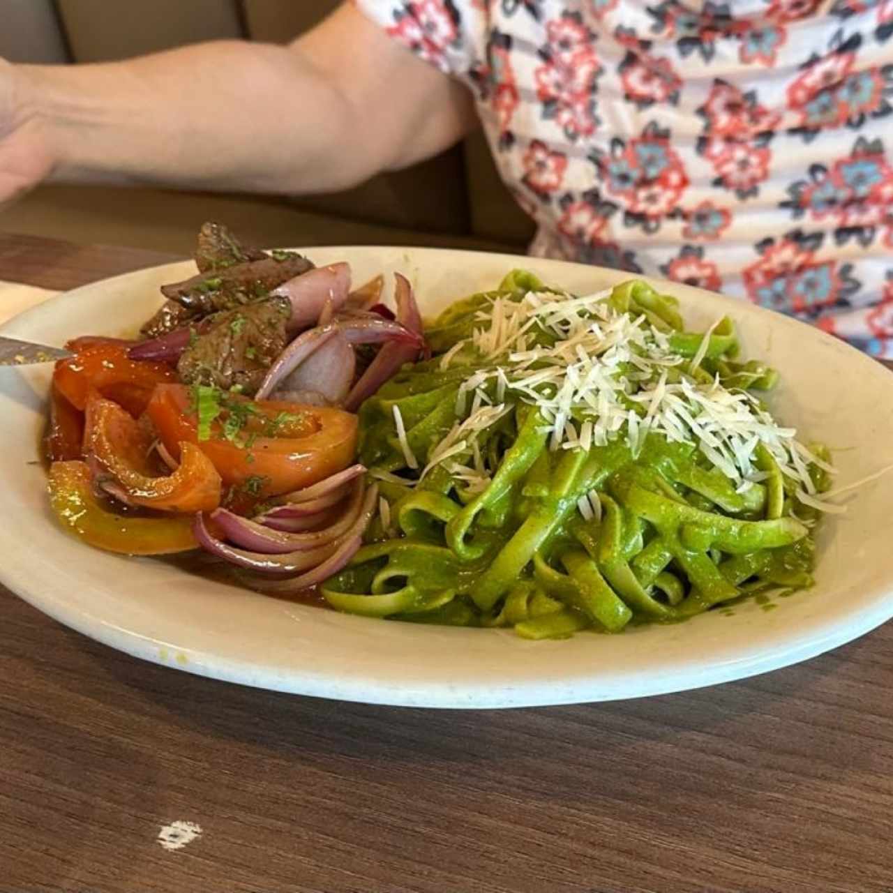 Fetucchini a la Huancaína con Lomo Saltado