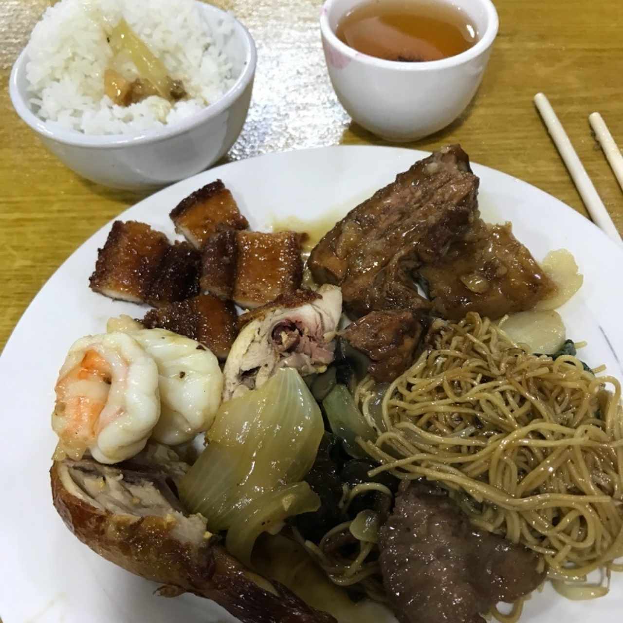 Varios platos de comida china en un sólo plato