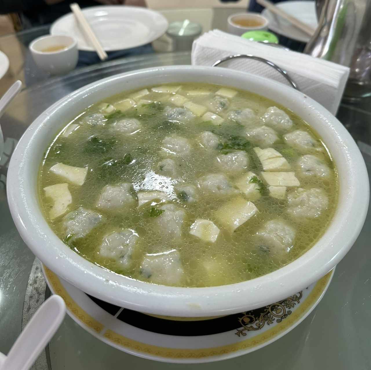 Sopa de bolita de pescado con tofu