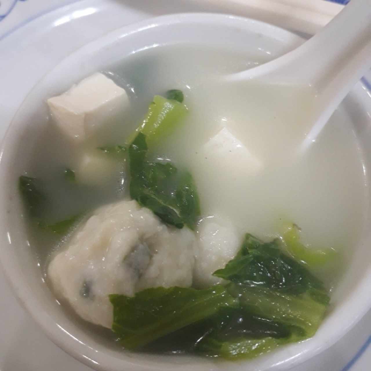 sopa de bolita de pescado con tofu