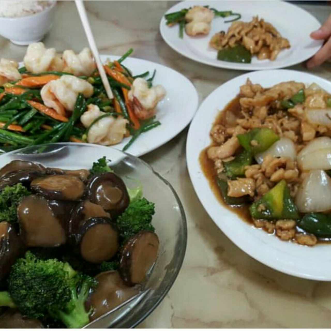 hongos chinos con brocoli, langostinos con cebollina en flor, pollo en salsa de frijol negro. arroz de jazmin.