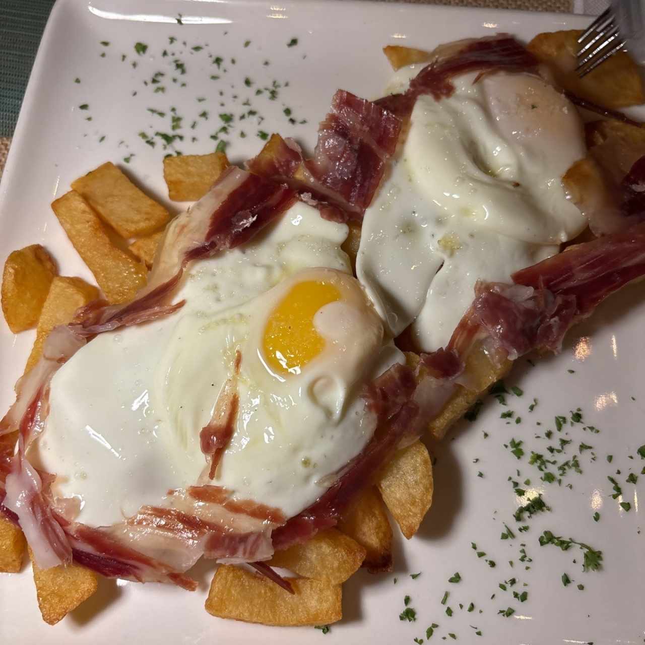 Huevos Rotos con Jamón Ibérico