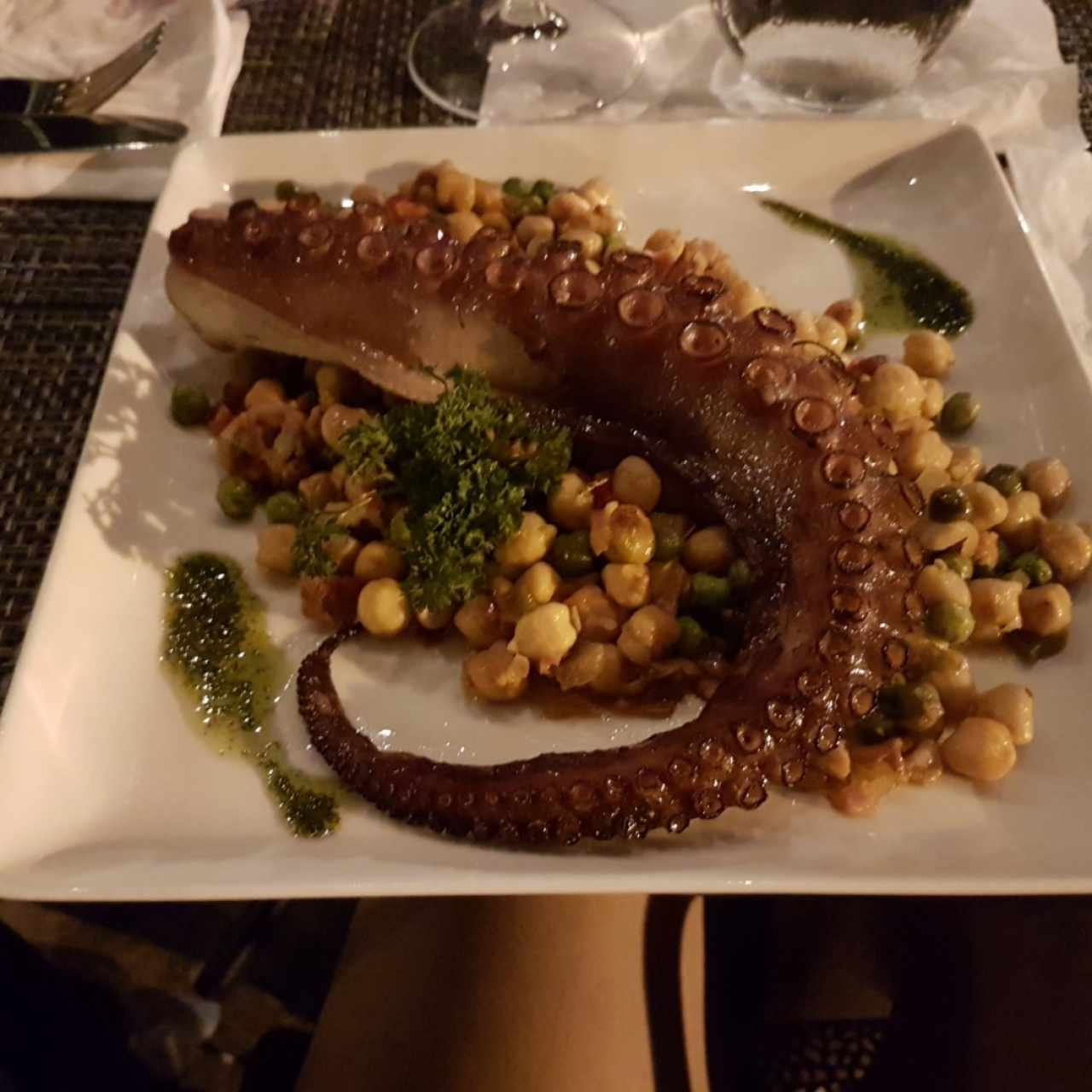 Pulpo al Grill acompañadomcon Garbanzos