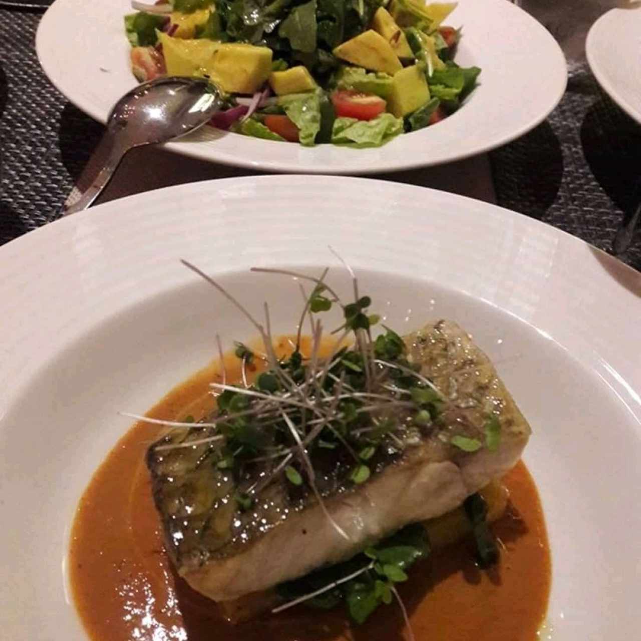 la pesca del dia sobre cama de acelgas y papas y salsa de camaron