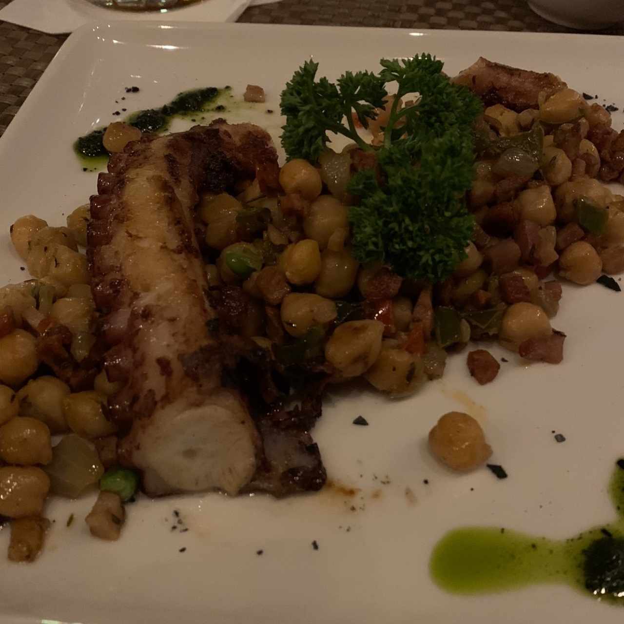 Pulpo Grillado sobre Lecho de Garbanzos