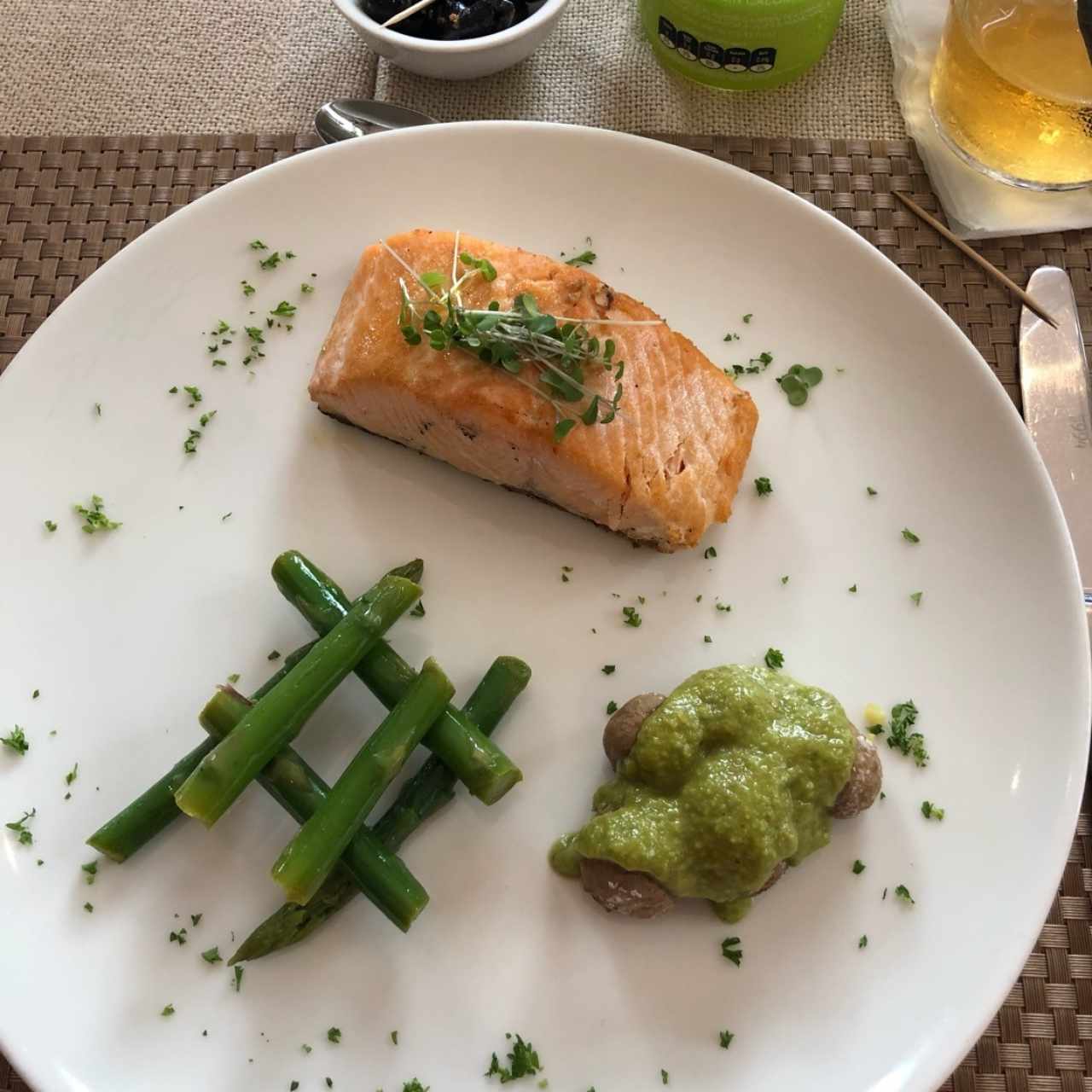 Salmon con papines y esparragos