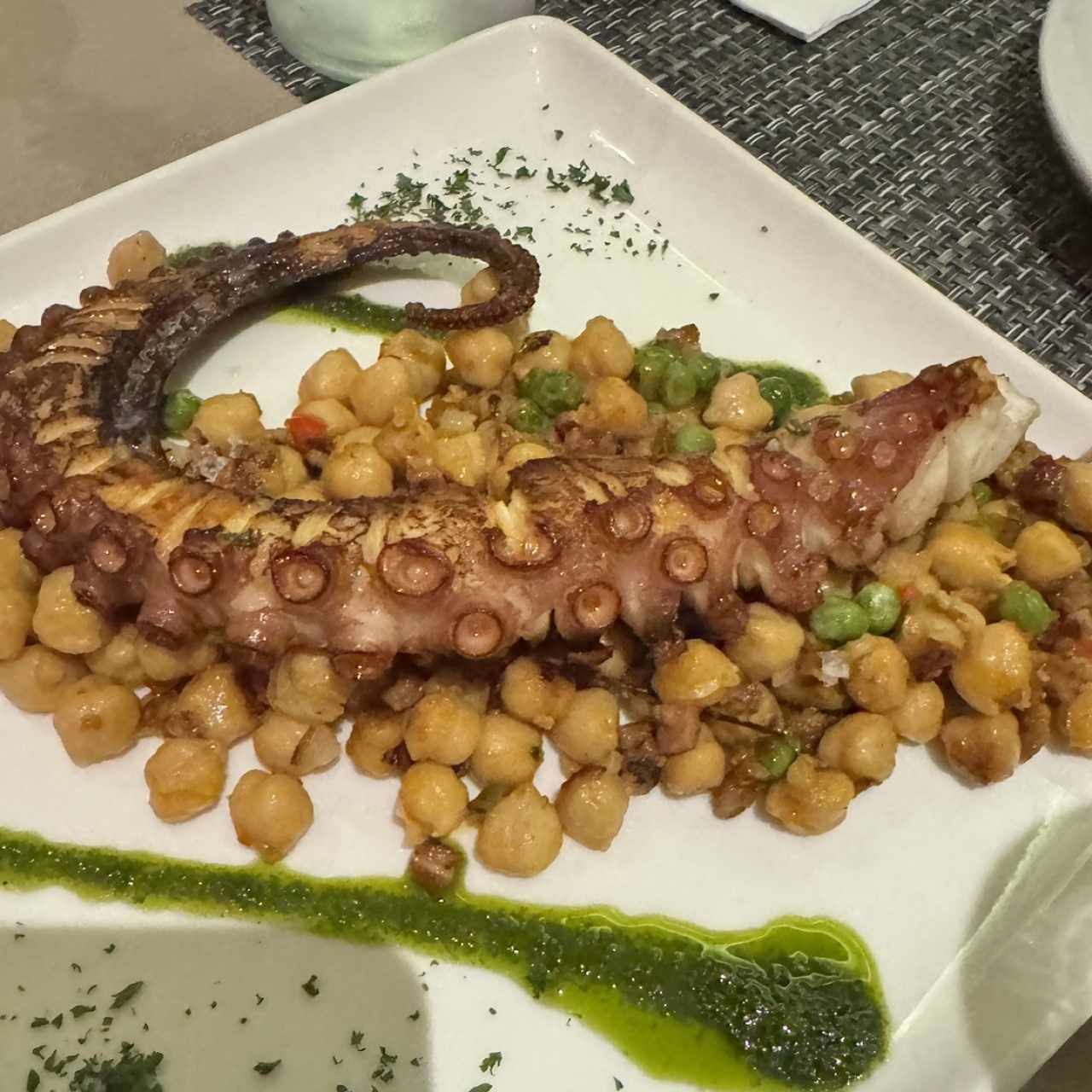 Pulpo Grillado sobre Lecho de Garbanzos