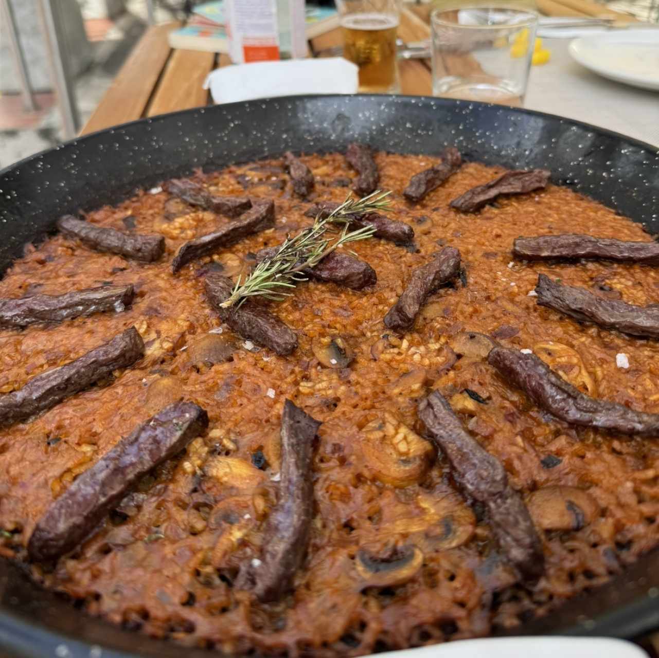 Paella de entraña y champiñones 