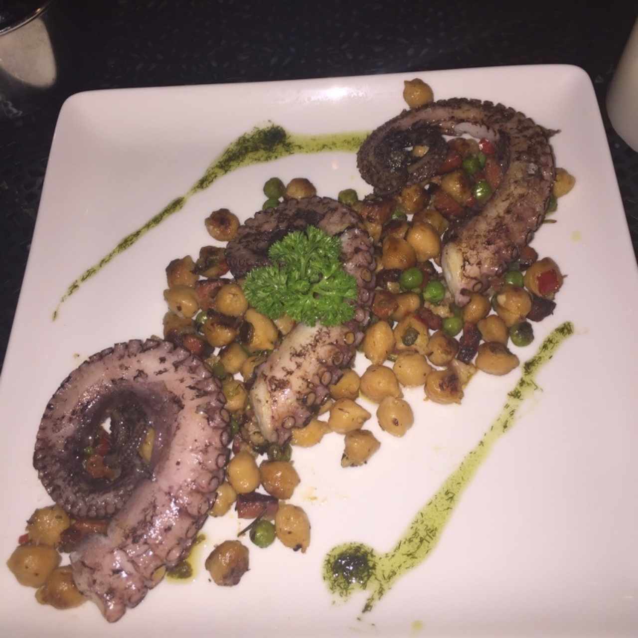 Pulpo Grillado en Lecho de Garbanzos 