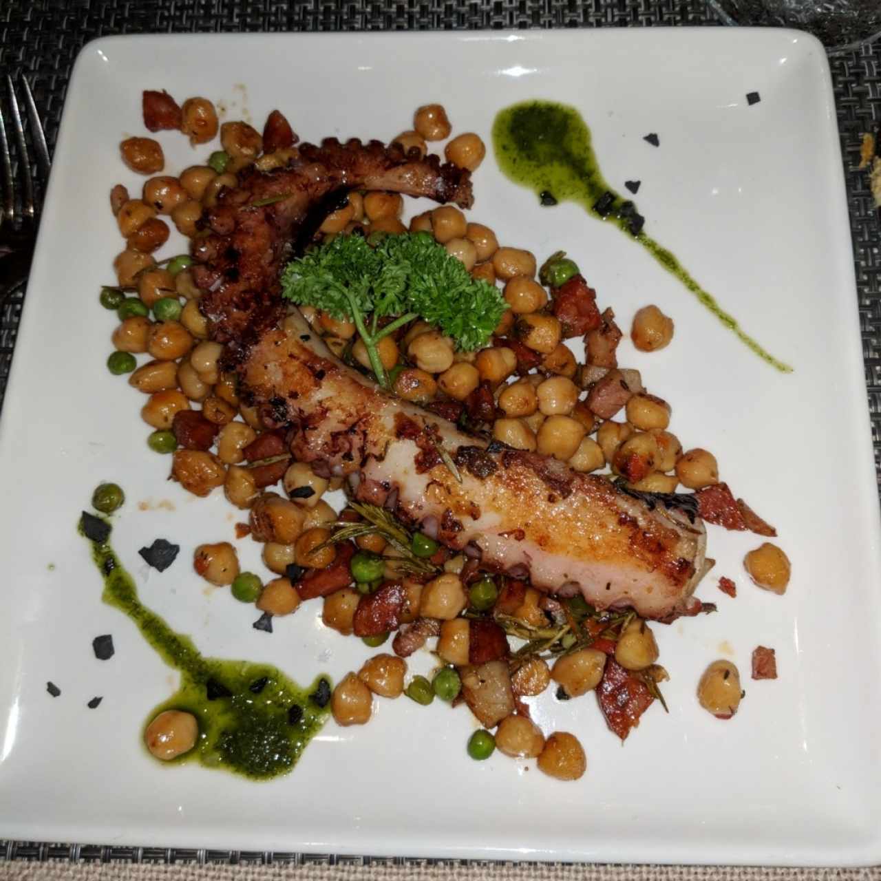 Pulpo grillado con garbanzos