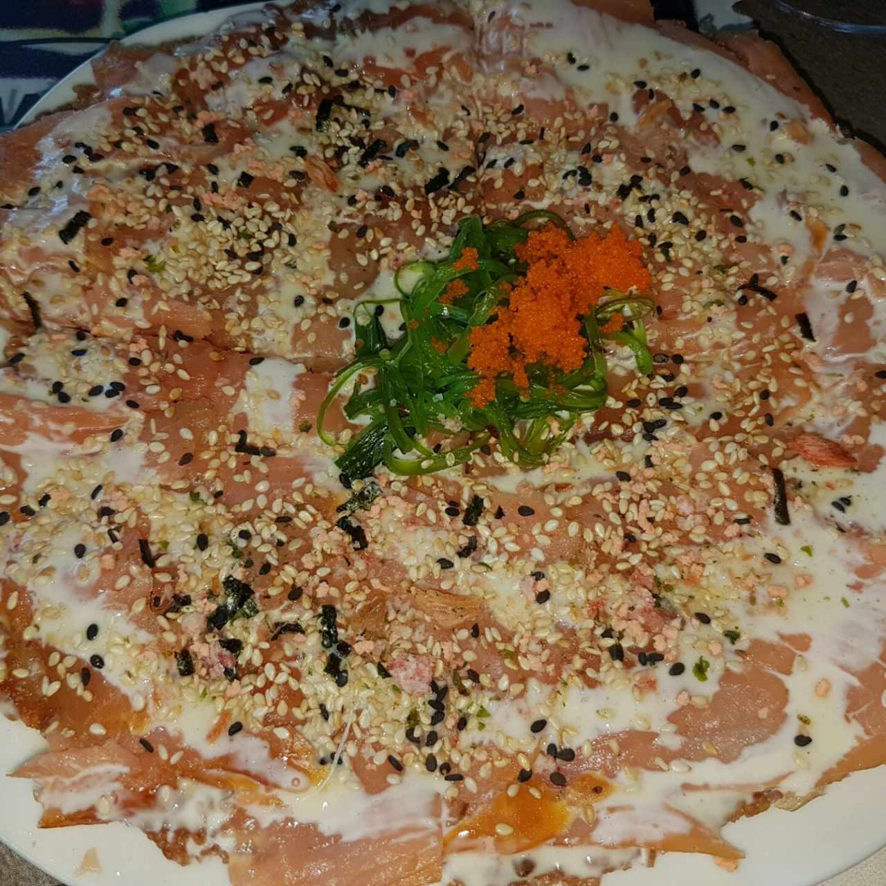 Sushi pizza de salmón