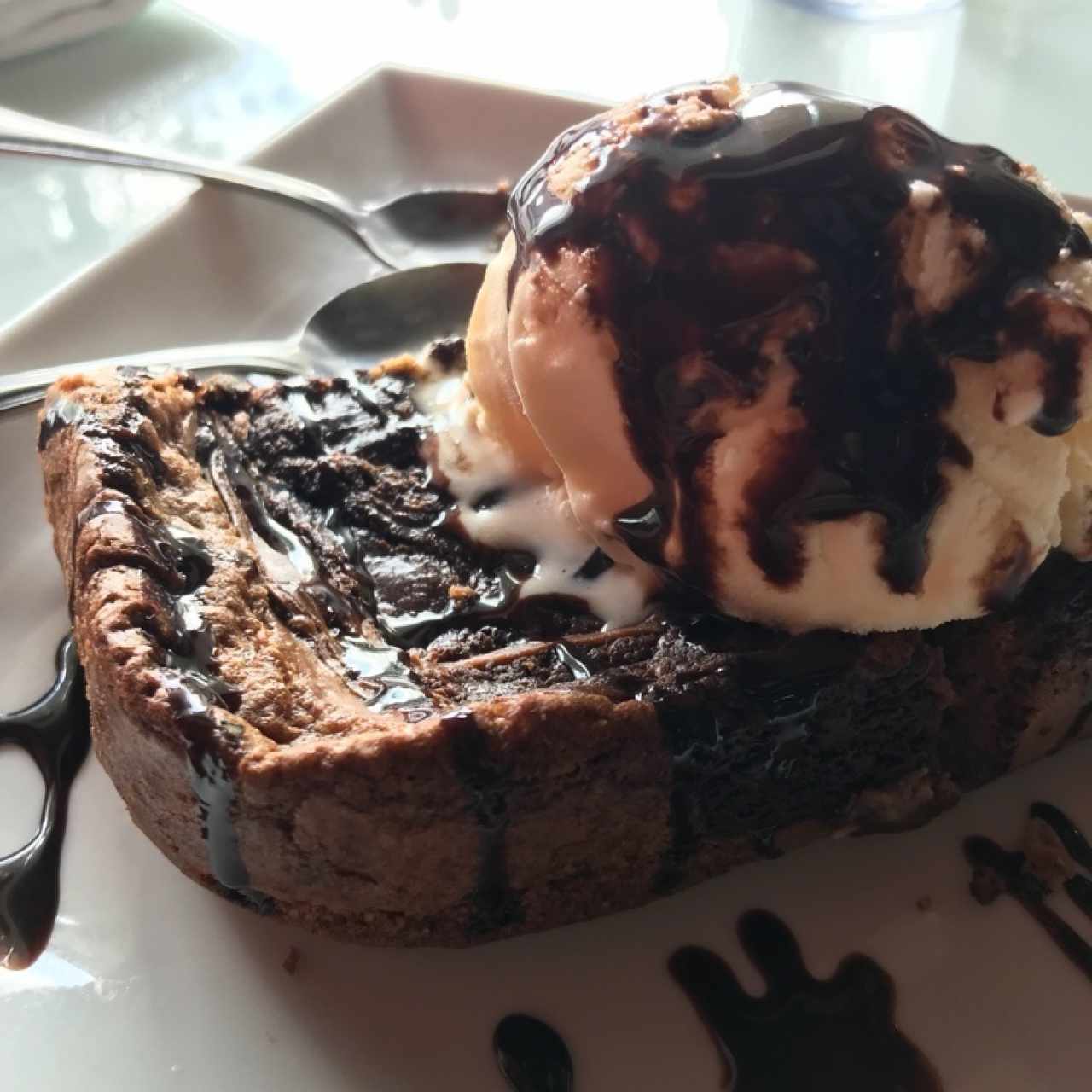 brownie con helado. no se cómo pero me lo comí... buenísimo y la porción es para compartir