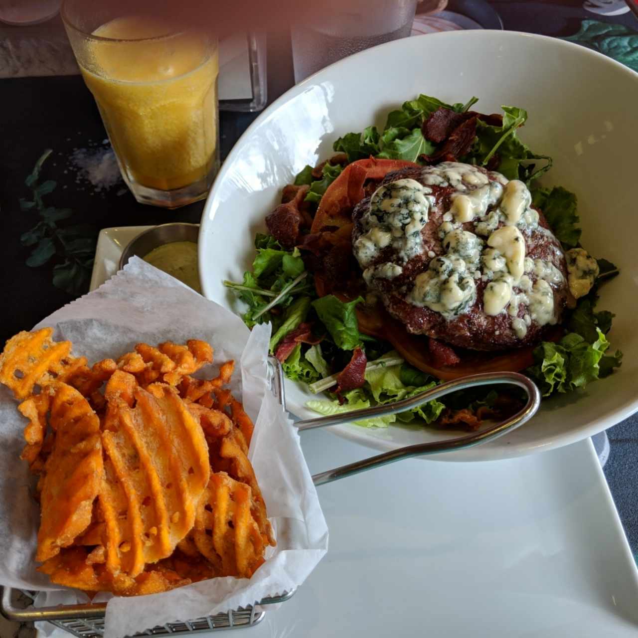 hamburguesa si pan en cama de lechuga y camote 