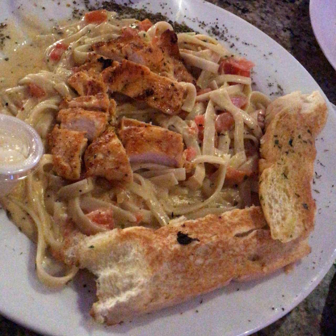 pasta en salsa blanca con pollo, acompañda de pan de ajo!
