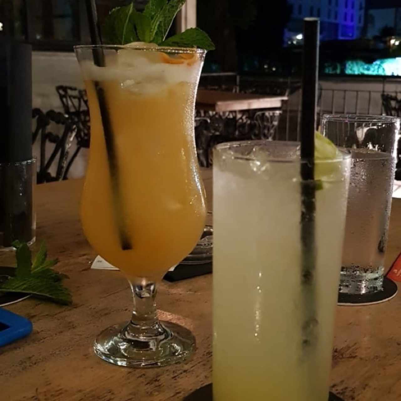 coctel de naranja piña y mango 