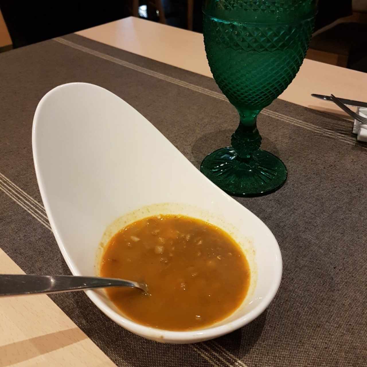 Sopa de lentejas de cortesía.