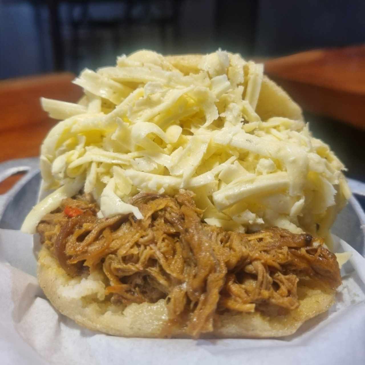 Arepa desmechada y queso blanco