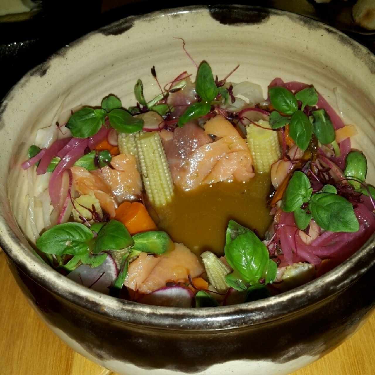 Ensalada de salmón ahumado, encurtidos y ponzu