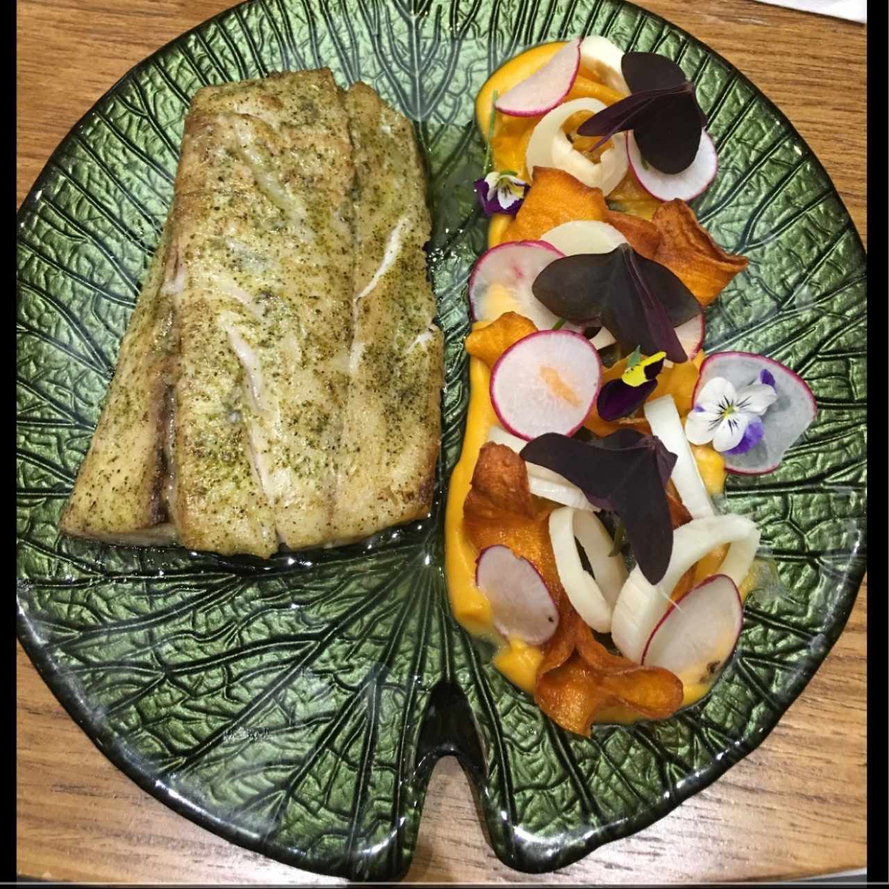 Corvina en salsa de azafrán, palmito y camote