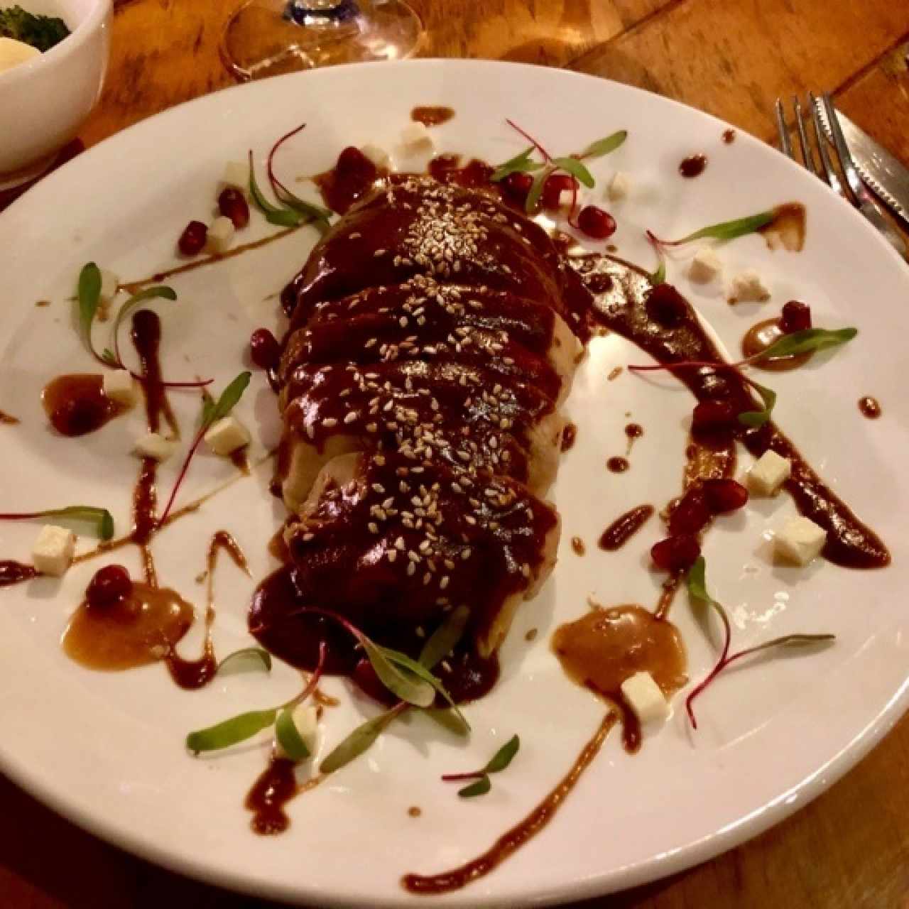 Pollo de mole de turrón con salsa de Chocolate Franceschi