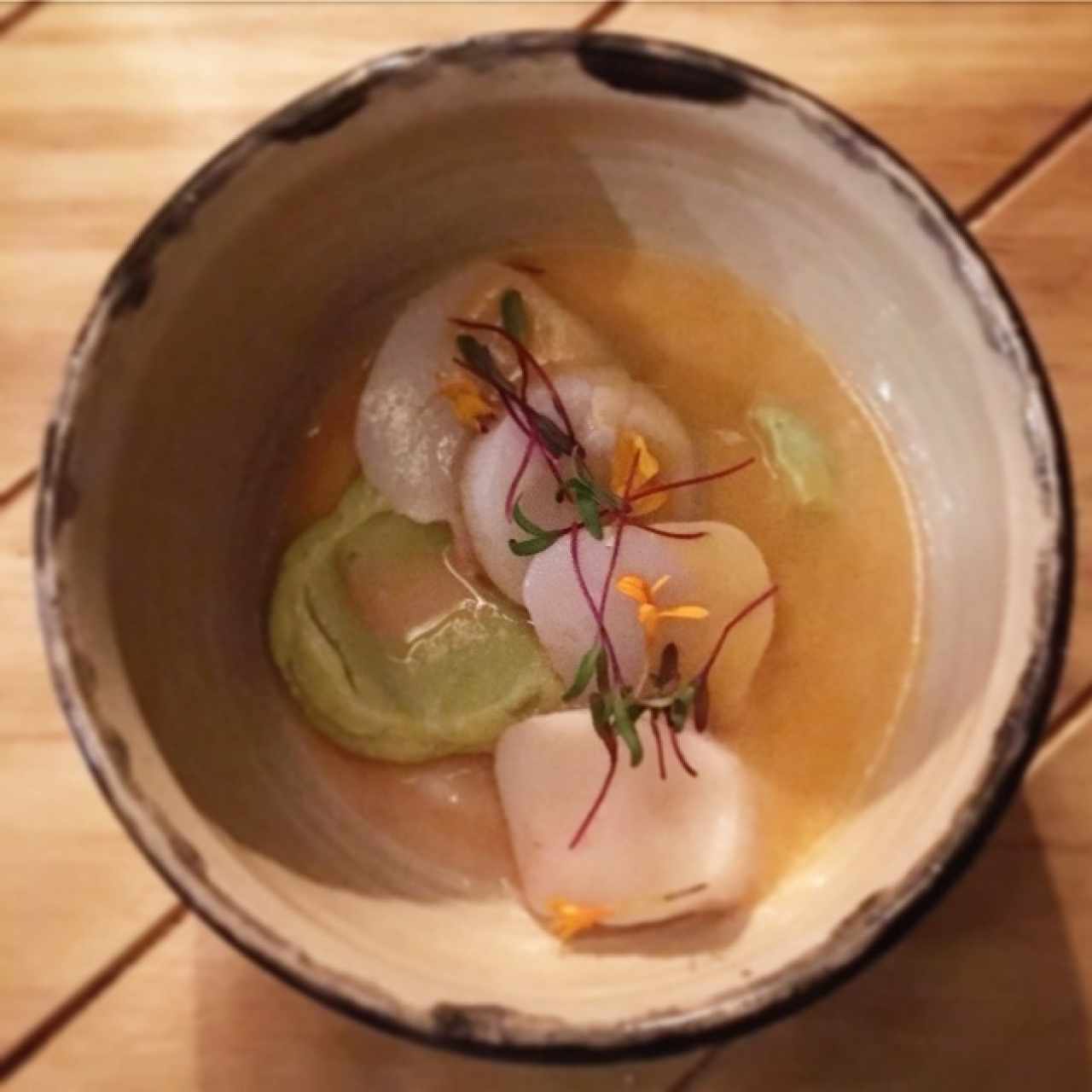 Tiradito de vieiras, aguacate y melón