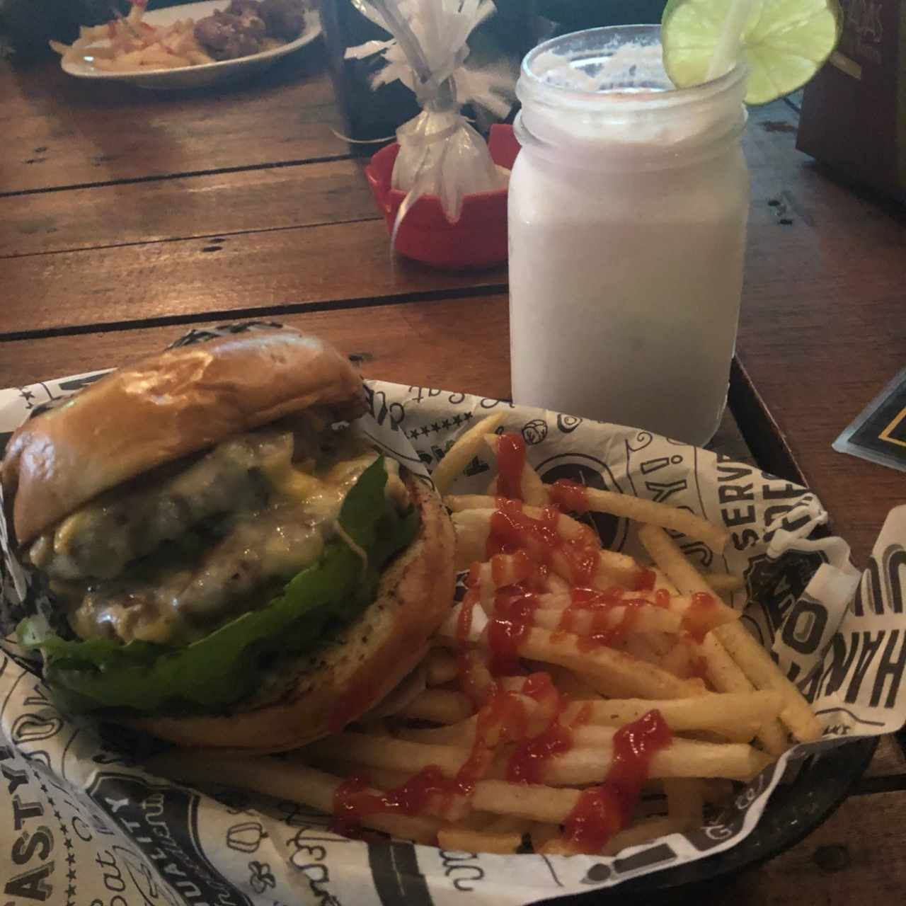 Hamburguesa Criolla ❤️ y Limonada de Coco