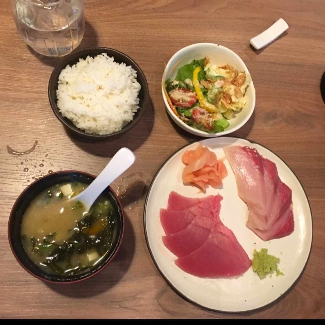 Sashimi lunch: sashimi de atún y hamachi, ensalada, arroz, sopa miso