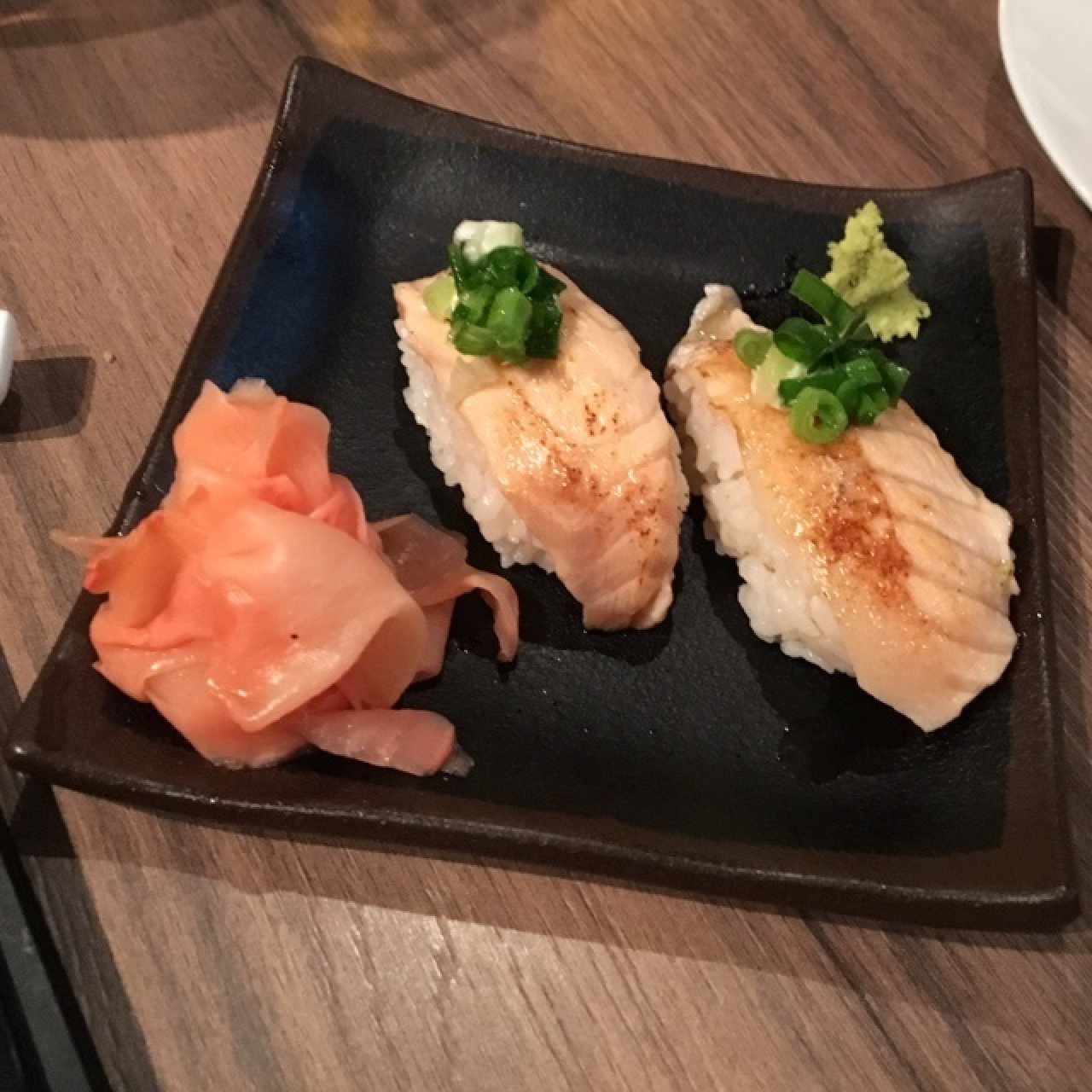 Sushi - Salmón aburi sushi