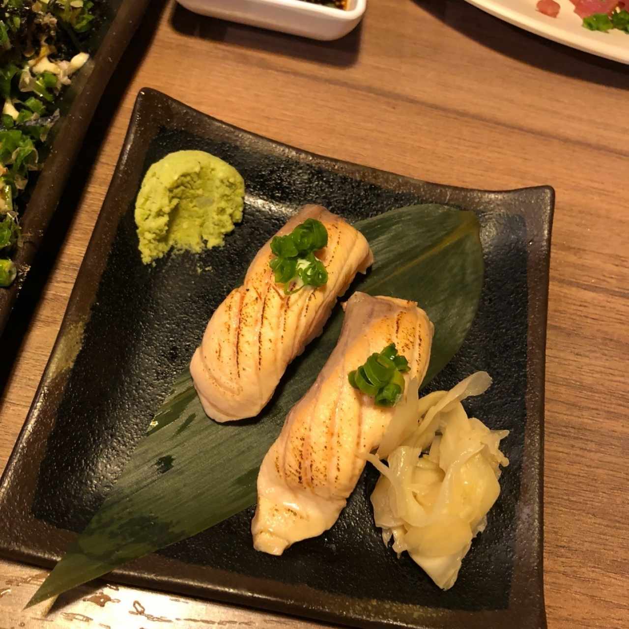 salmon flameado sushi
