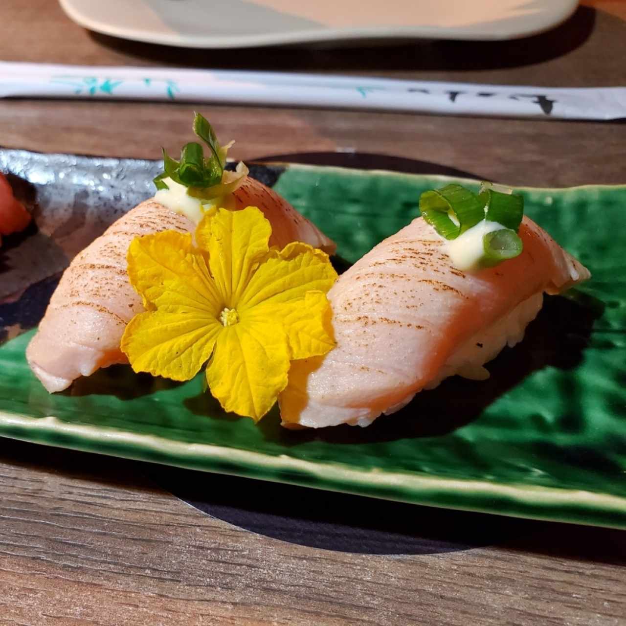 Nigiri sushi - Salmon aburi