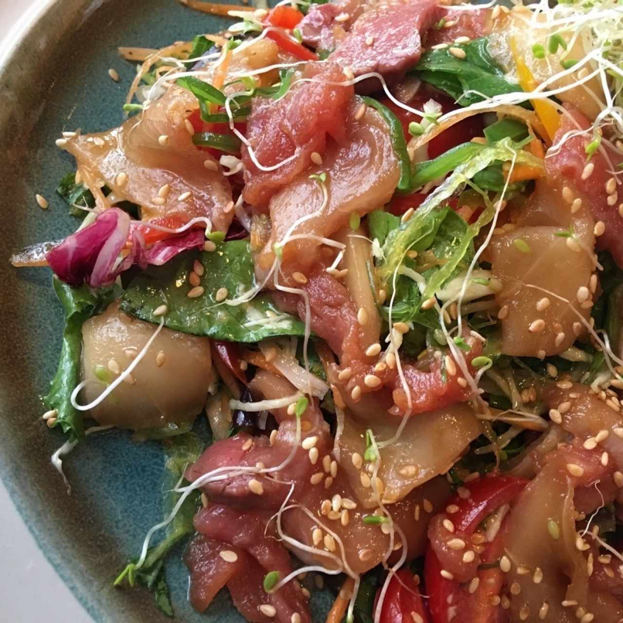 La Insuperable Ensalada de Sashimi, sin cebolla frita y con el Aderezo Original