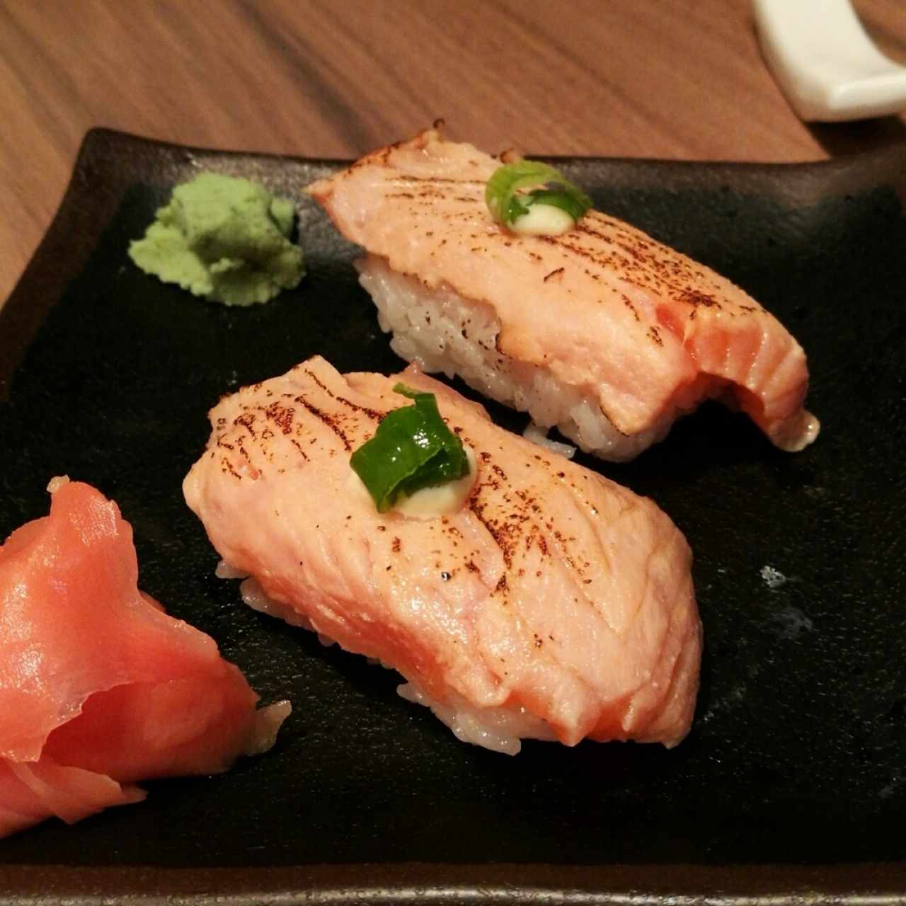 Sushi - Salmón aburi sushi