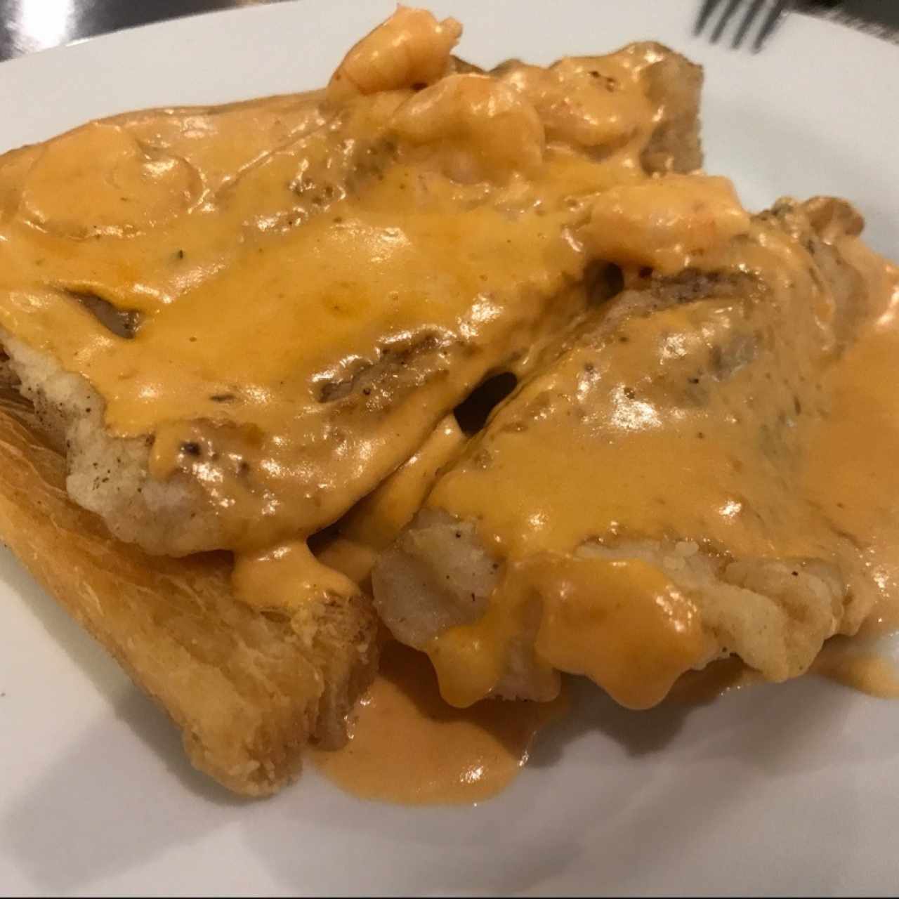 filete de pescado en salsa de camarones ( senti que me estafaron con los camarones solo eran 4 titi)