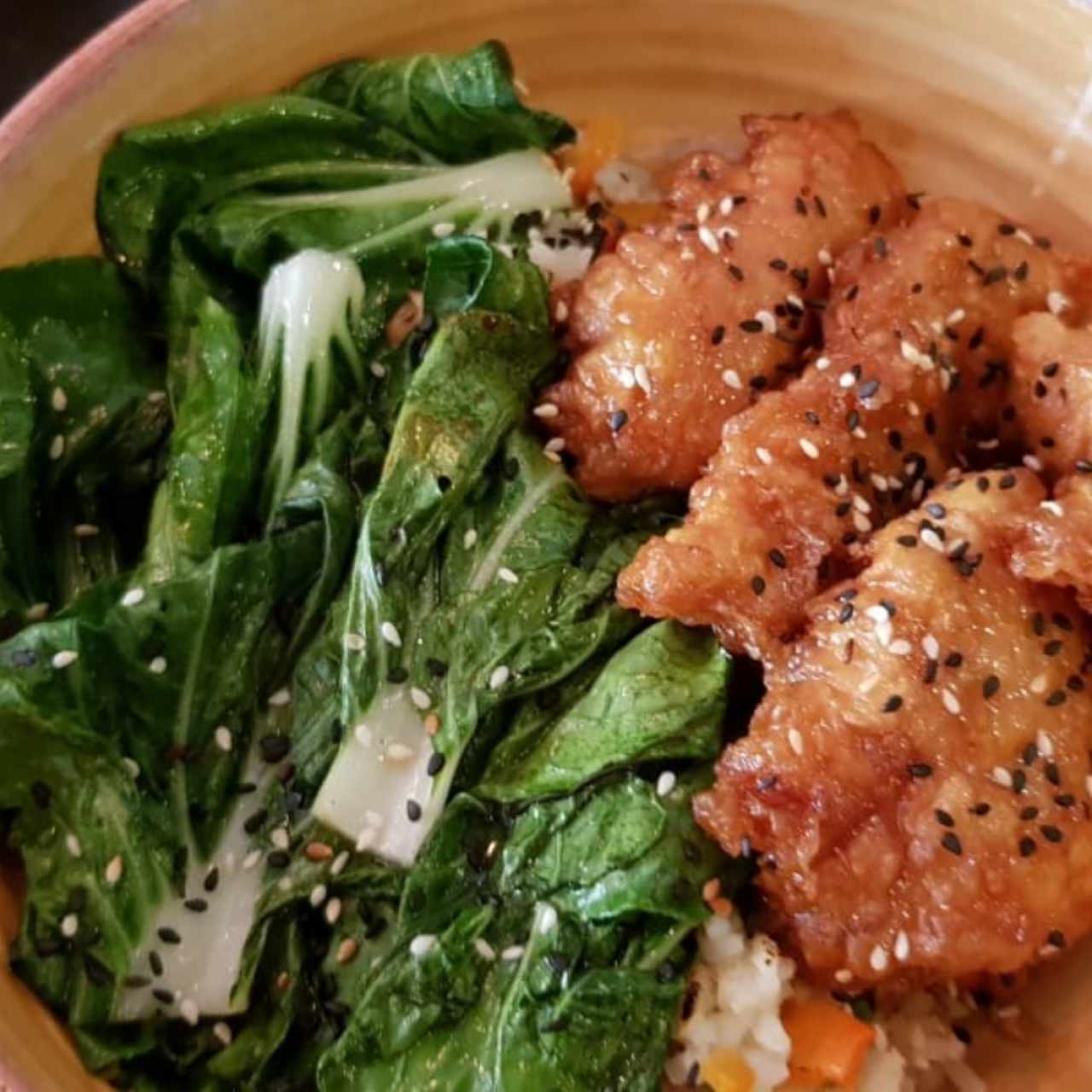 Pollo a la naranja arroz con pepitas de Marañón y hojas de Mostaza