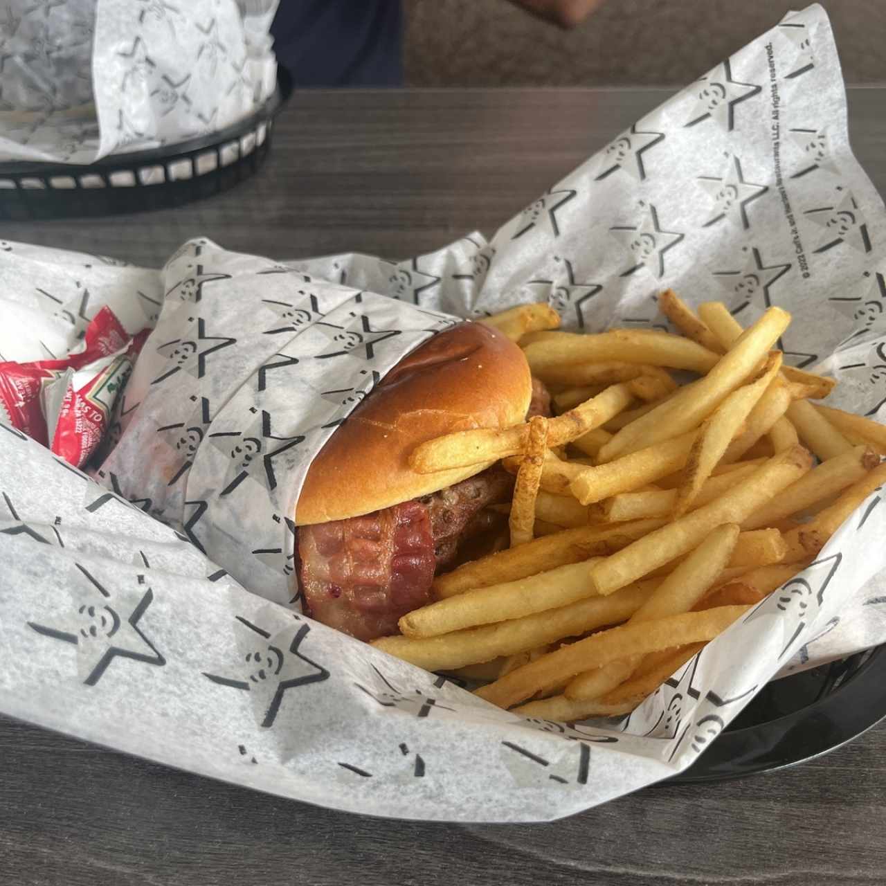 Hamburguesa con Queso, Papas Fritas, Refresco