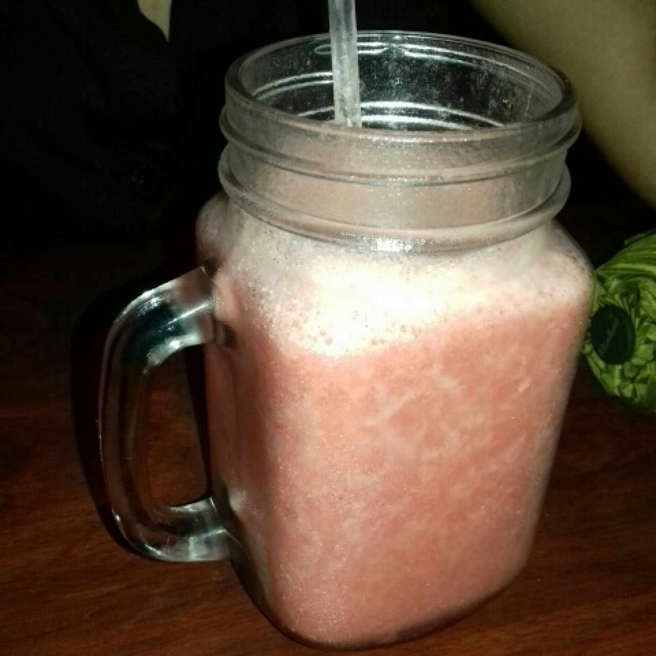 Jugo de fresa en agua