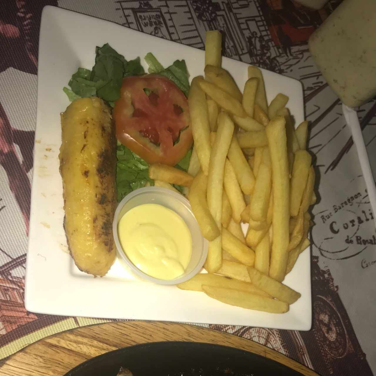 Acompañamiento del filete de res, papitas con madurito y ensalada. 