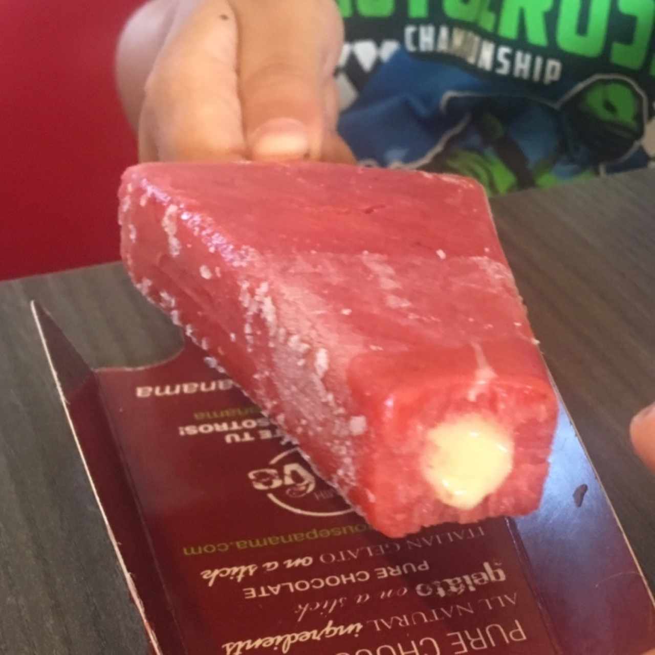 Paleta de fresa rellena de leche condensada
