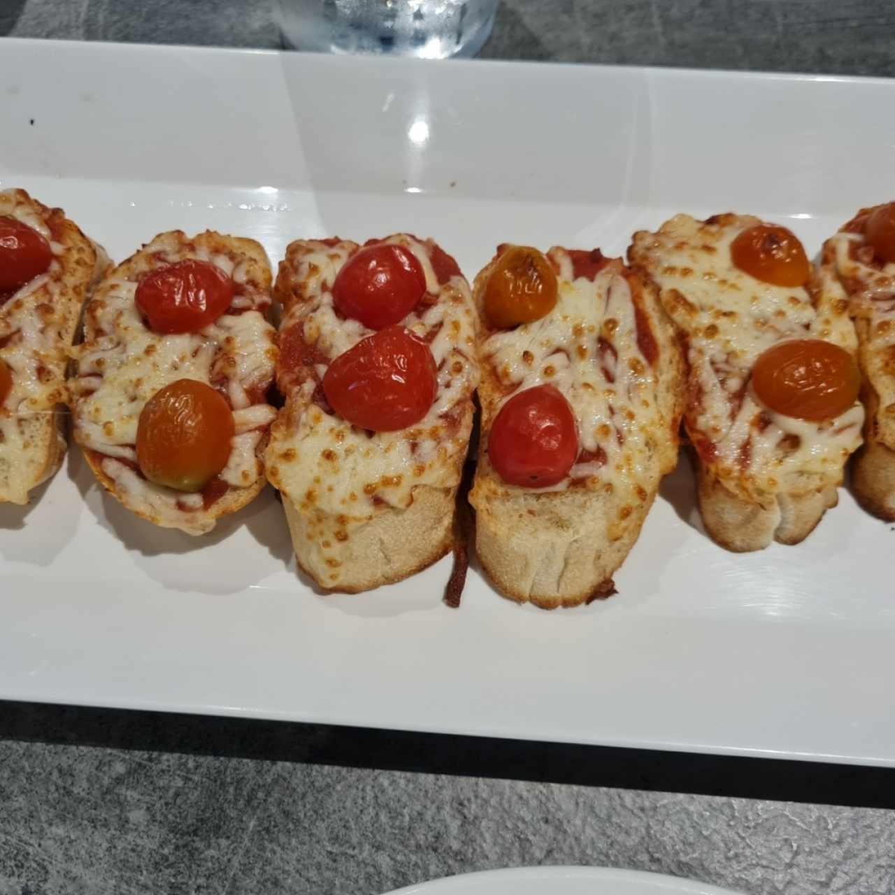 baguette con tomate cherries