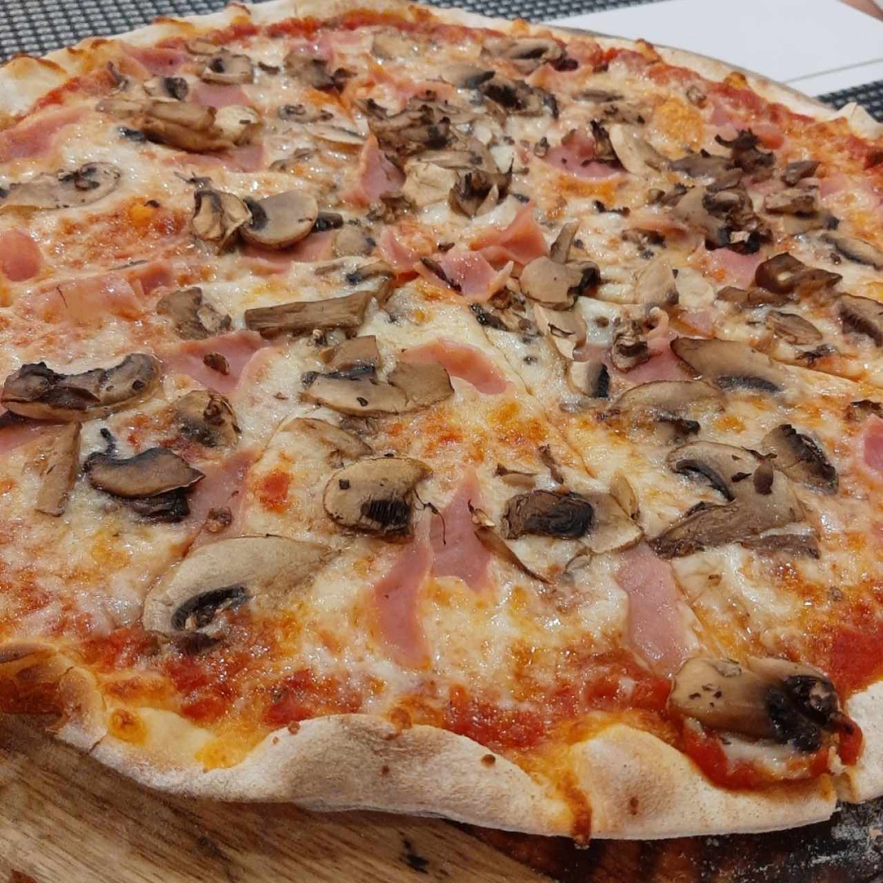Pizza Prosciutto e Champiñones