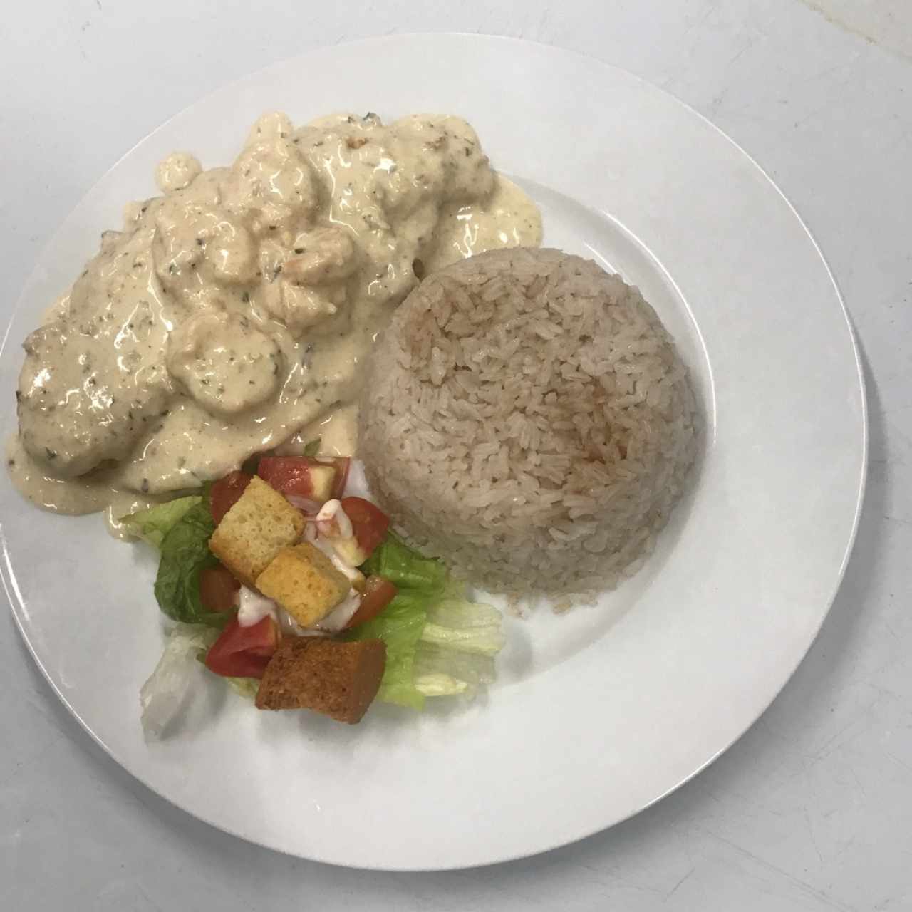 filete de pescado con camarones en salsa blanca y arroz con coco